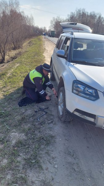 Сотрудники Госавтоинспекции в Клепиковском районе помогли водителю, попавшему в сложную ситуацию на дороге